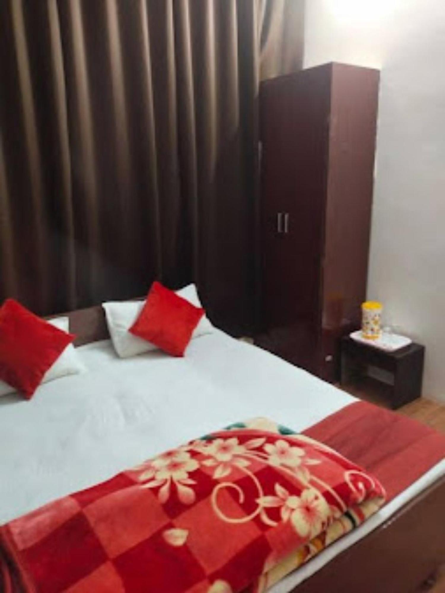 Goroomgo Varanasi Paradise Varanasi - Parking & Restaurant Available - Perfect Location And Comfortable Room Exterior photo